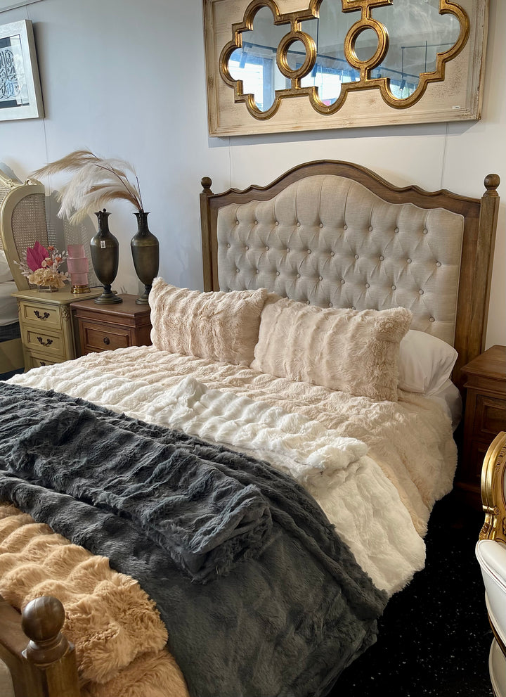 White Fluffy Blanket Set